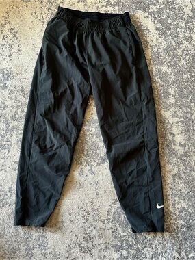 EUC Nike Essential Women's 7/8 Running Pants—Medium